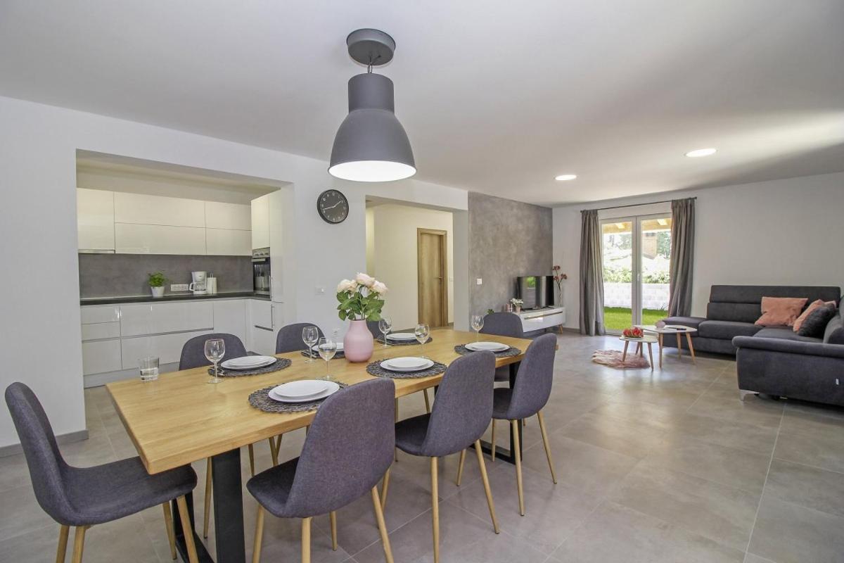 Natascha In Pamici - Haus Fuer 6 Personen Villa Žminj Exteriör bild