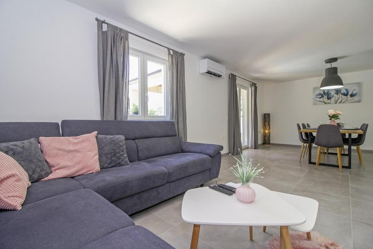 Natascha In Pamici - Haus Fuer 6 Personen Villa Žminj Exteriör bild