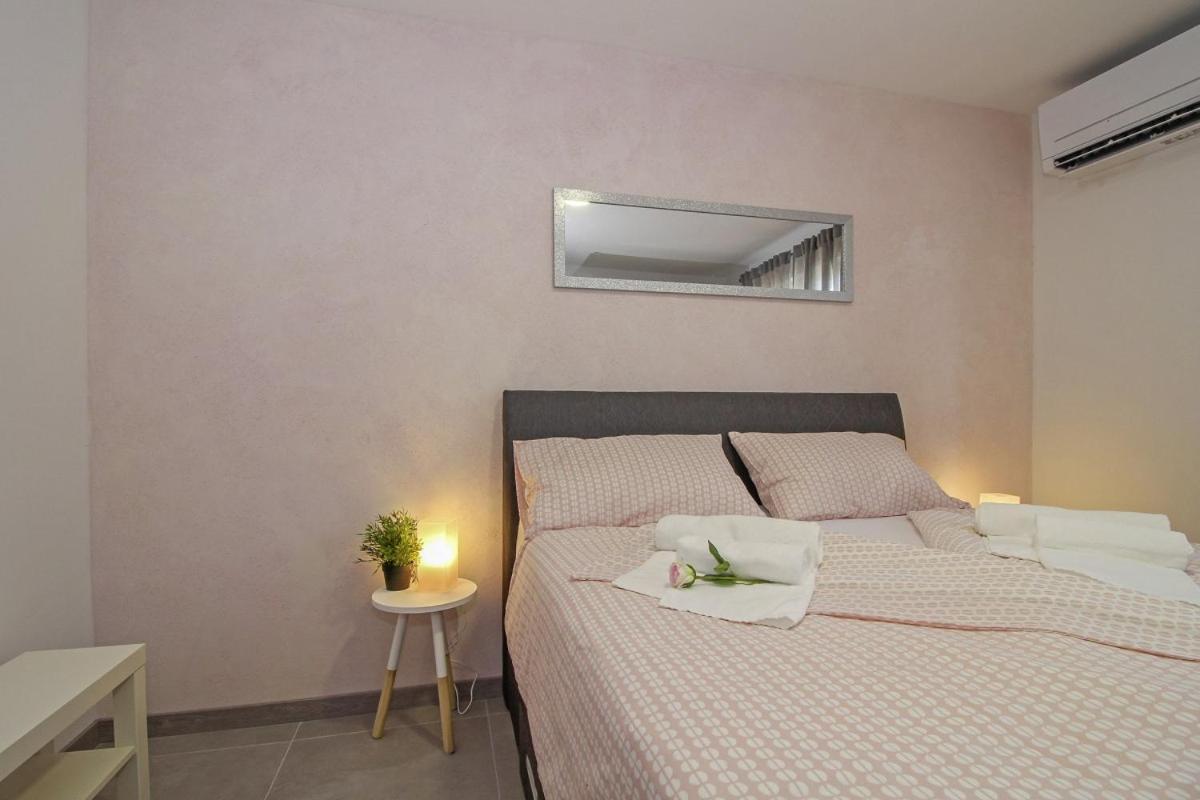 Natascha In Pamici - Haus Fuer 6 Personen Villa Žminj Exteriör bild